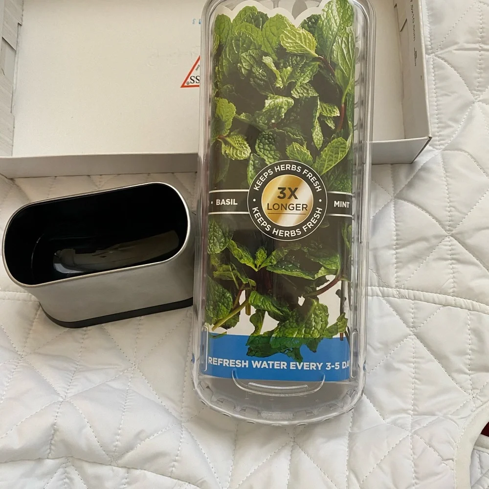 1 pc BRAND NEW of PREPARA herb keeper